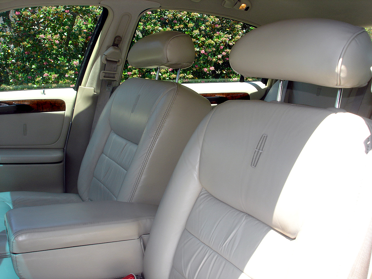 1999 Lincoln Town Car Signature — Front seats