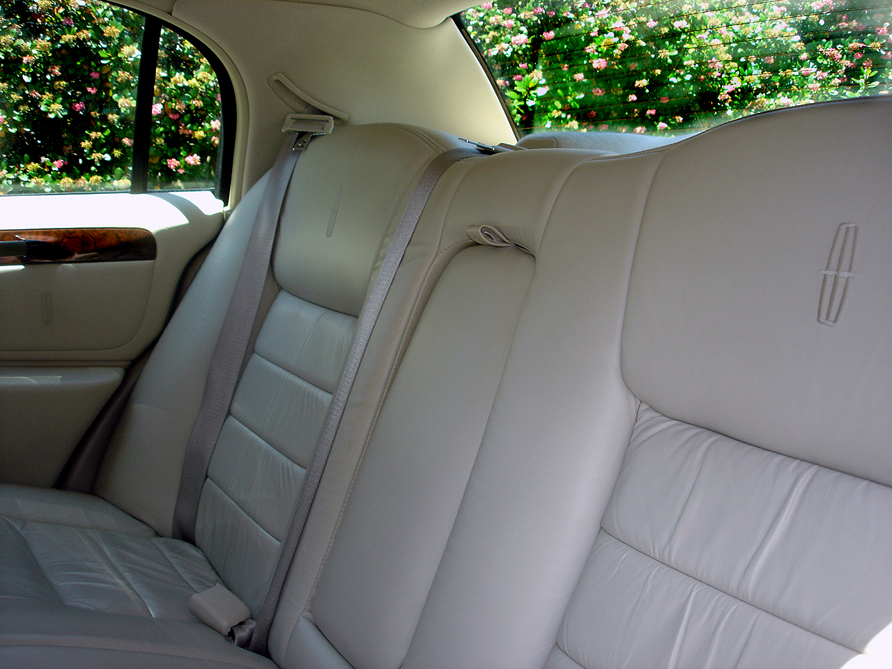 1999 Lincoln Town Car Signature — Rear seats